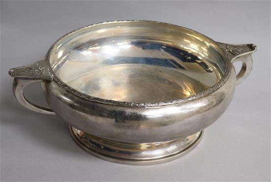 A George V silver two handled shallow fruit bowl, William Neale & Son Ltd, Birmingham, 1927, 23 oz.